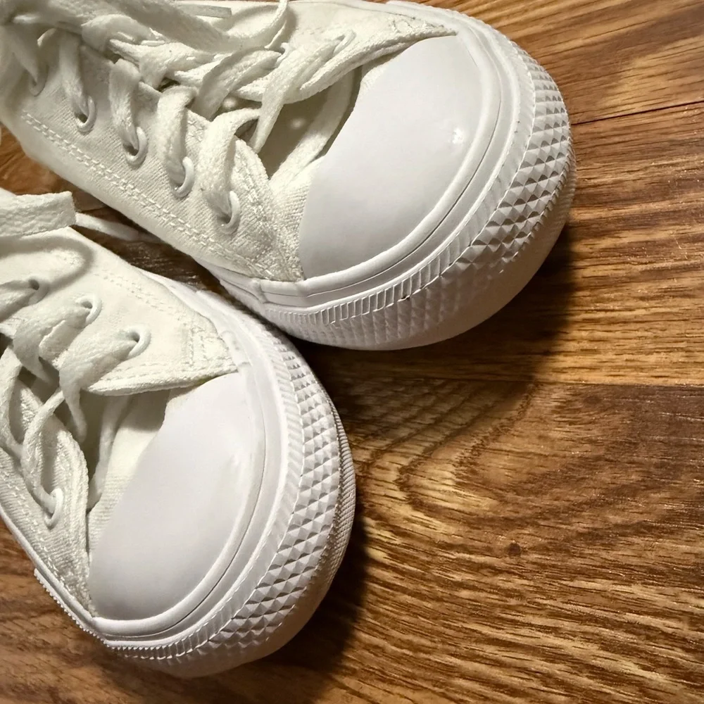 Converse Low Top Canvas Youth Size 2